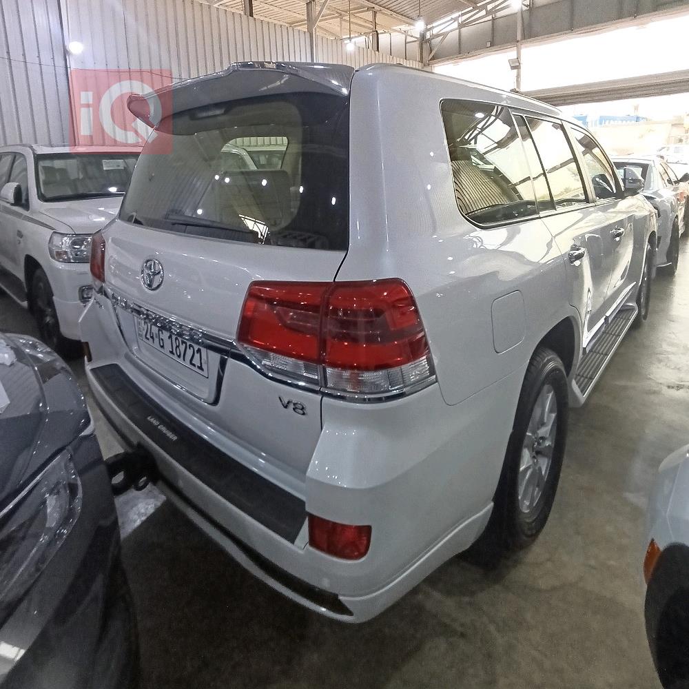 تۆیۆتا لاند کروزەر